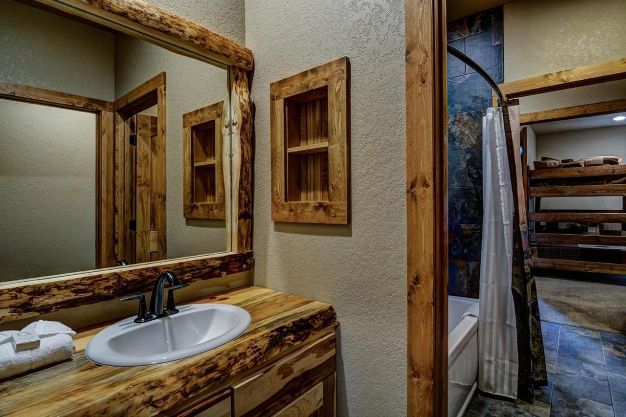 Whispering Pines Lodge: 9 Bedroom Eagle River Exterior foto